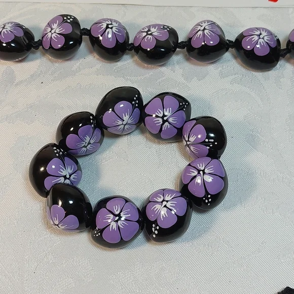 Kykui nut, hand made necklace and bracelet. Beautiful black with lavender. Kykui - Picture 2 of 2